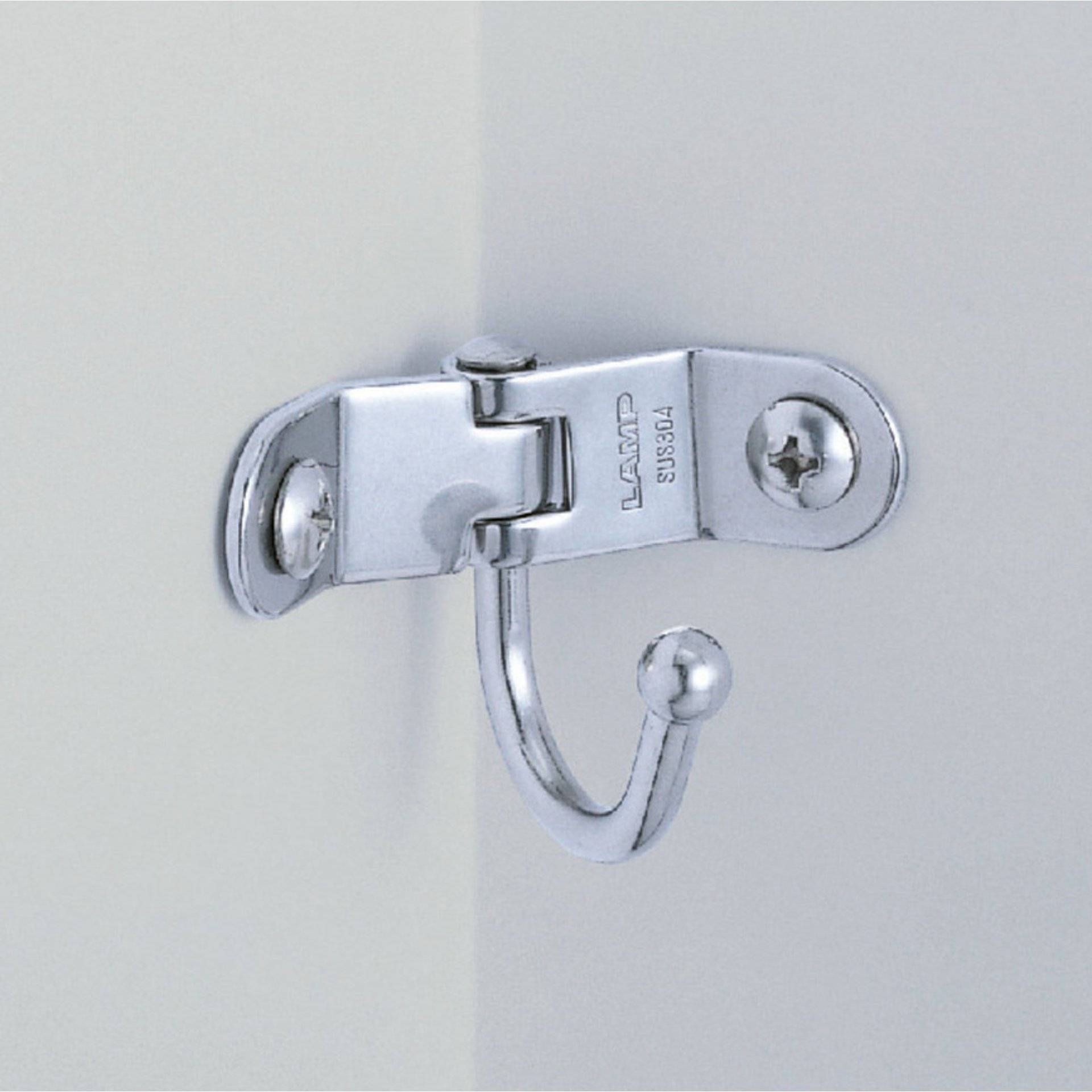 Ein silberner, an der Wand montierter Garderobenhaken mit gebogenem Design und sicheren Schrauben, geeignet zum Aufhängen von Gegenständen wie Mänteln oder Taschen.