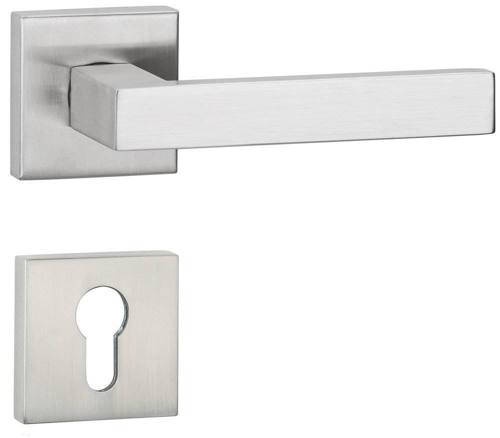 Ein moderner, quadratischer metallischer Türgriff mit einer passenden Schlüssellochplatte auf einer flachen Oberfläche, was auf minimalistisches Design hinweist.