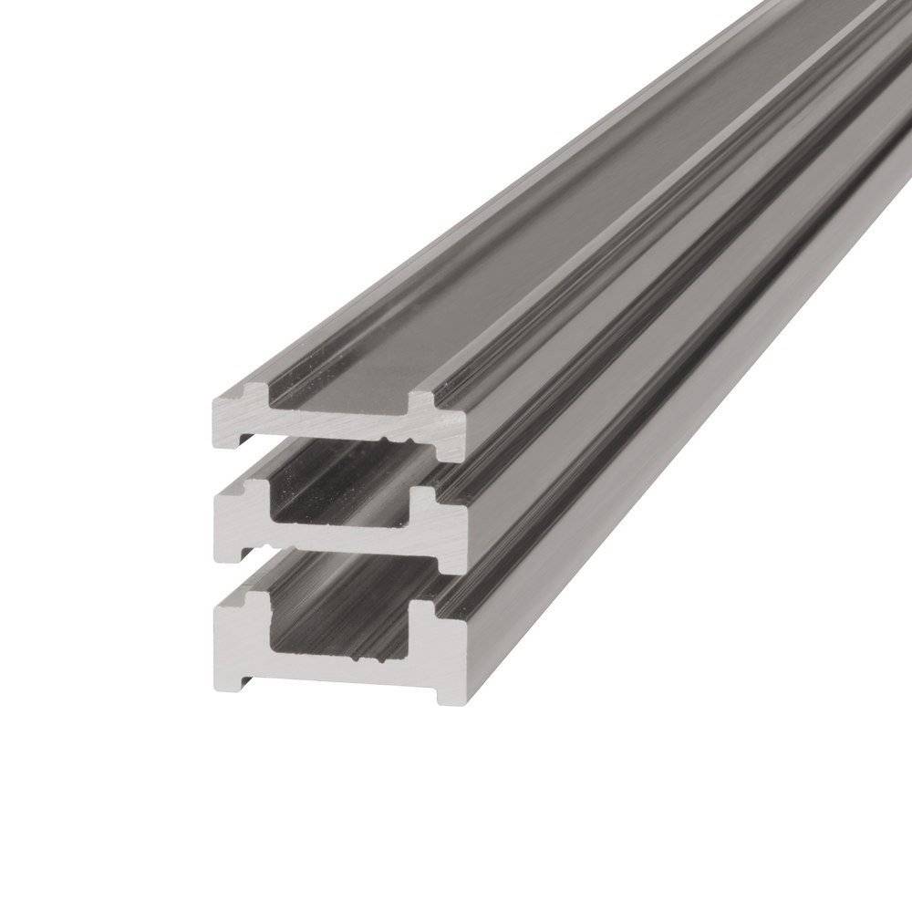 Aluminium-Extrusionsprofil mit T-Nuten-Design, verwendet zum Konstruieren von modularen Rahmen oder Strukturstützsystemen.