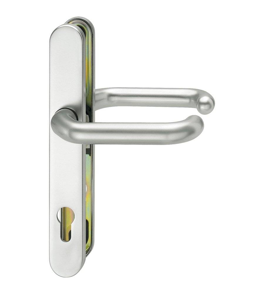 Ein silberner Türgriff mit Schlüsselloch auf einer rechteckigen Metallplatte, entworfen für die Verwendung an Türen, mit einem schlanken, modernen Design.