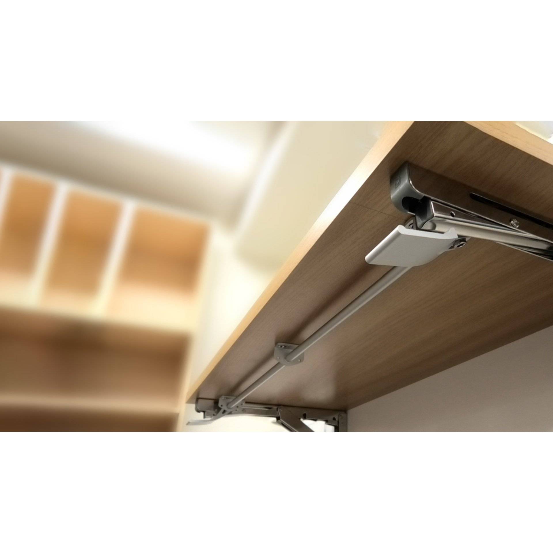 Neun Metallhardwareteile, bestehend aus drei L-förmigen Winkeln und sechs flachen Verbindern, auf weißem Hintergrund angeordnet.