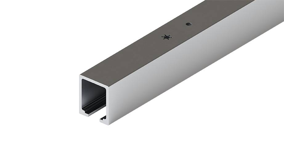 Silberner rechteckiger Aluminium-Kanal-Strangpressprofil in perspektivischer Ansicht auf weißem Hintergrund, mit einem sichtbaren offenen Ende.