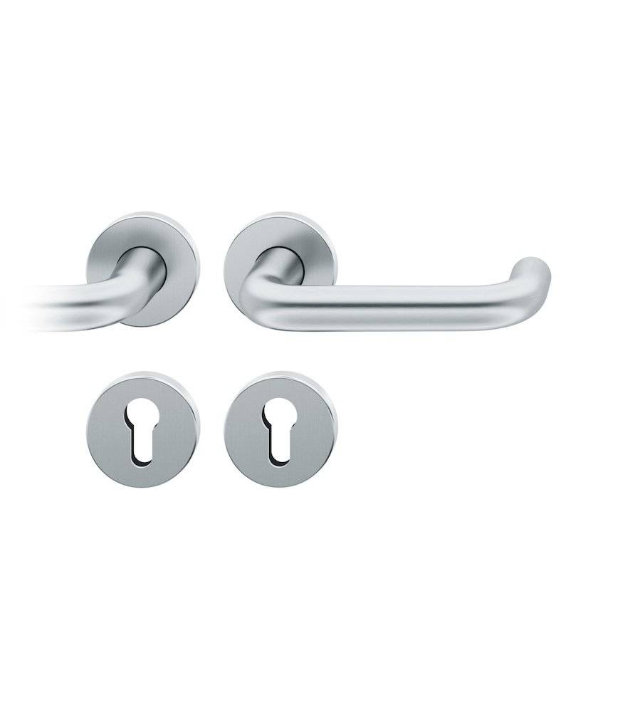 Ein silberner Türgriff mit geschwungener Form, begleitet von zwei runden Schlüssellochabdeckungen. Alle Elemente sind vor einem einfachen Hintergrund dargestellt.