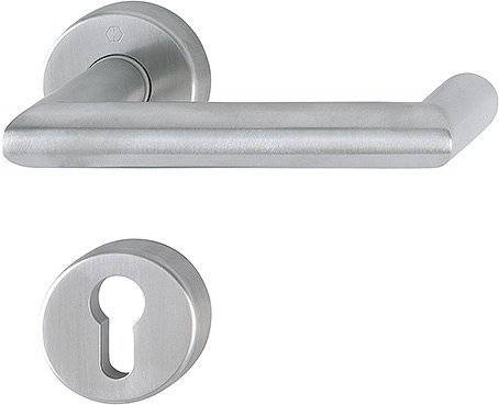 Ein schlanker, moderner silberner Türgriff und ein rundes Schlüsselloch, beide mit gebürsteter Metalloberfläche, an einer hellfarbigen Tür montiert.