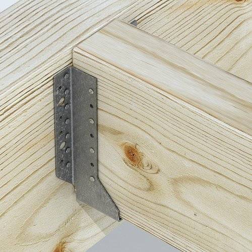 Eine Metallhalterung verbindet zwei Stücke hellgefärbtes Holz im rechten Winkel und veranschaulicht eine Konstruktionsverbindungstechnik.