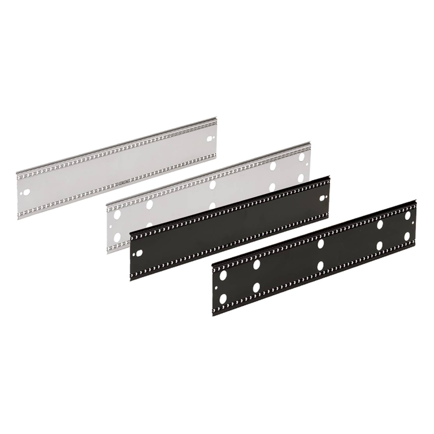 Drei gelochte Serverschrank-Blenden in Schwarz und Silber.