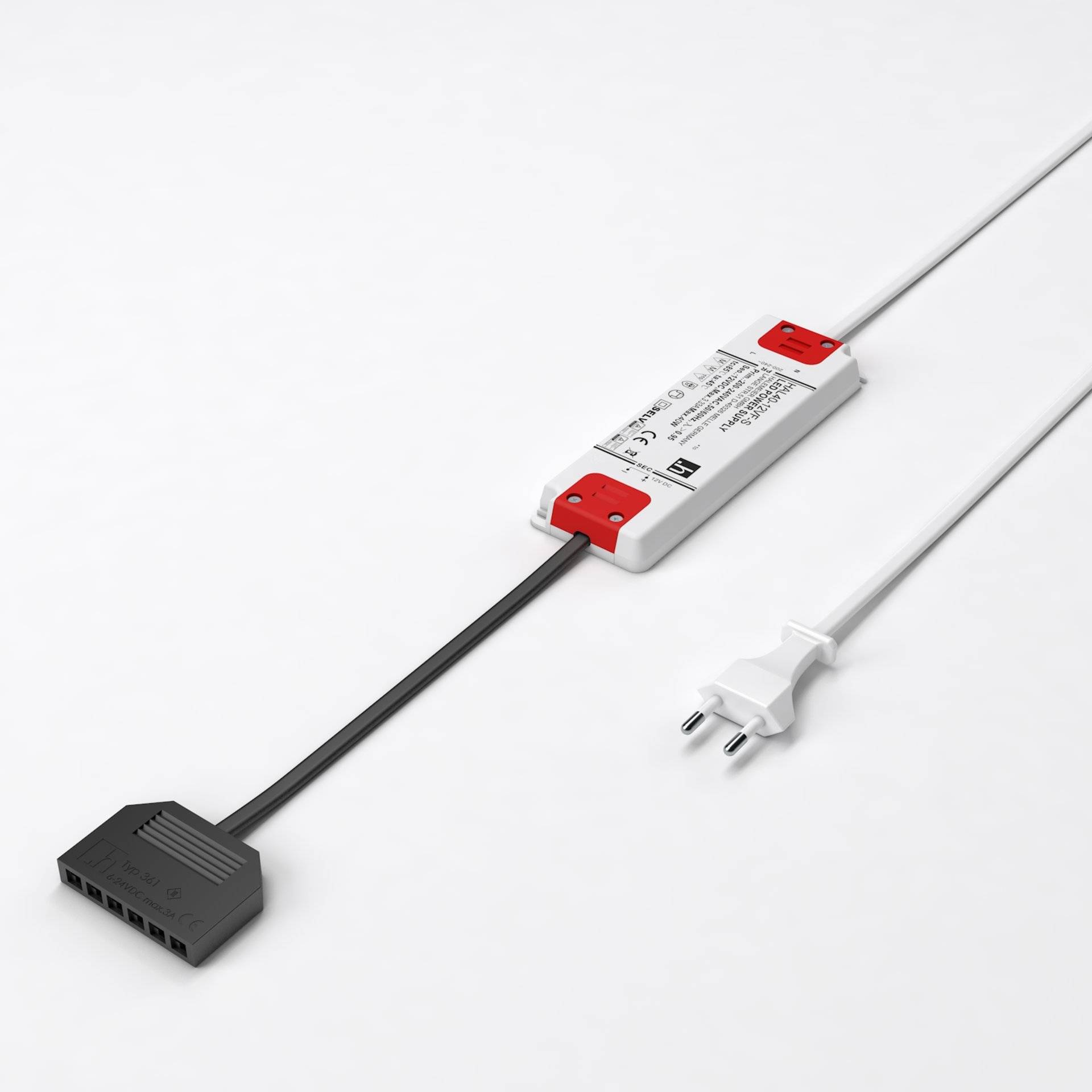 Ein weiß-rotes elektronisches Gerät mit einem Stecker auf der einen Seite und einem mehrsteckrigen Anschluss auf der anderen Seite, wahrscheinlich ein Stromumwandler oder Adapter.