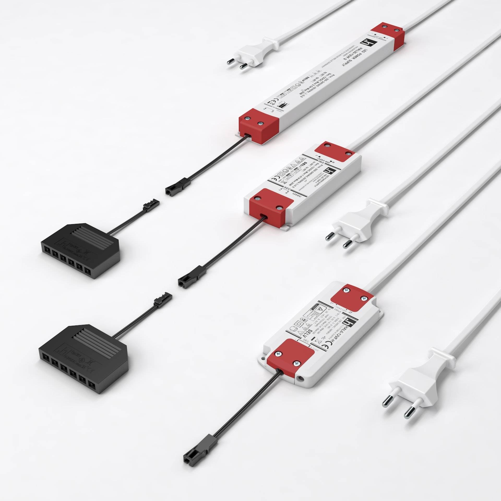 Drei modulare elektronische Komponenten, die durch Kabel verbunden sind und verschiedene Konfigurationen zeigen, wobei Konnektivität und Funktionalität hervorgehoben werden.