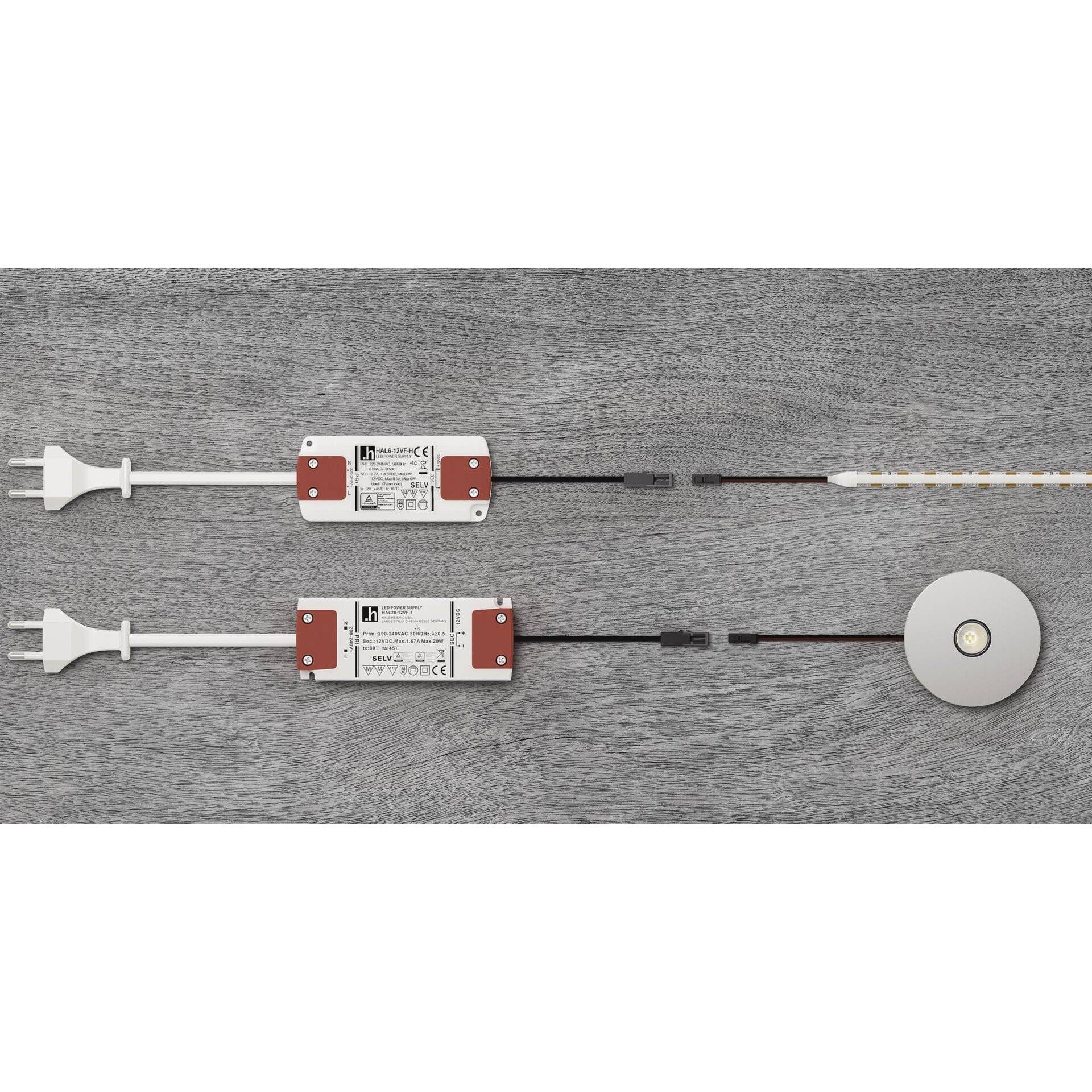 Zwei LED-Treiber auf einer Holzoberfläche, jeweils mit verschiedenen Arten von Beleuchtungskomponenten verbunden, zeigen elektrische Konnektivität.