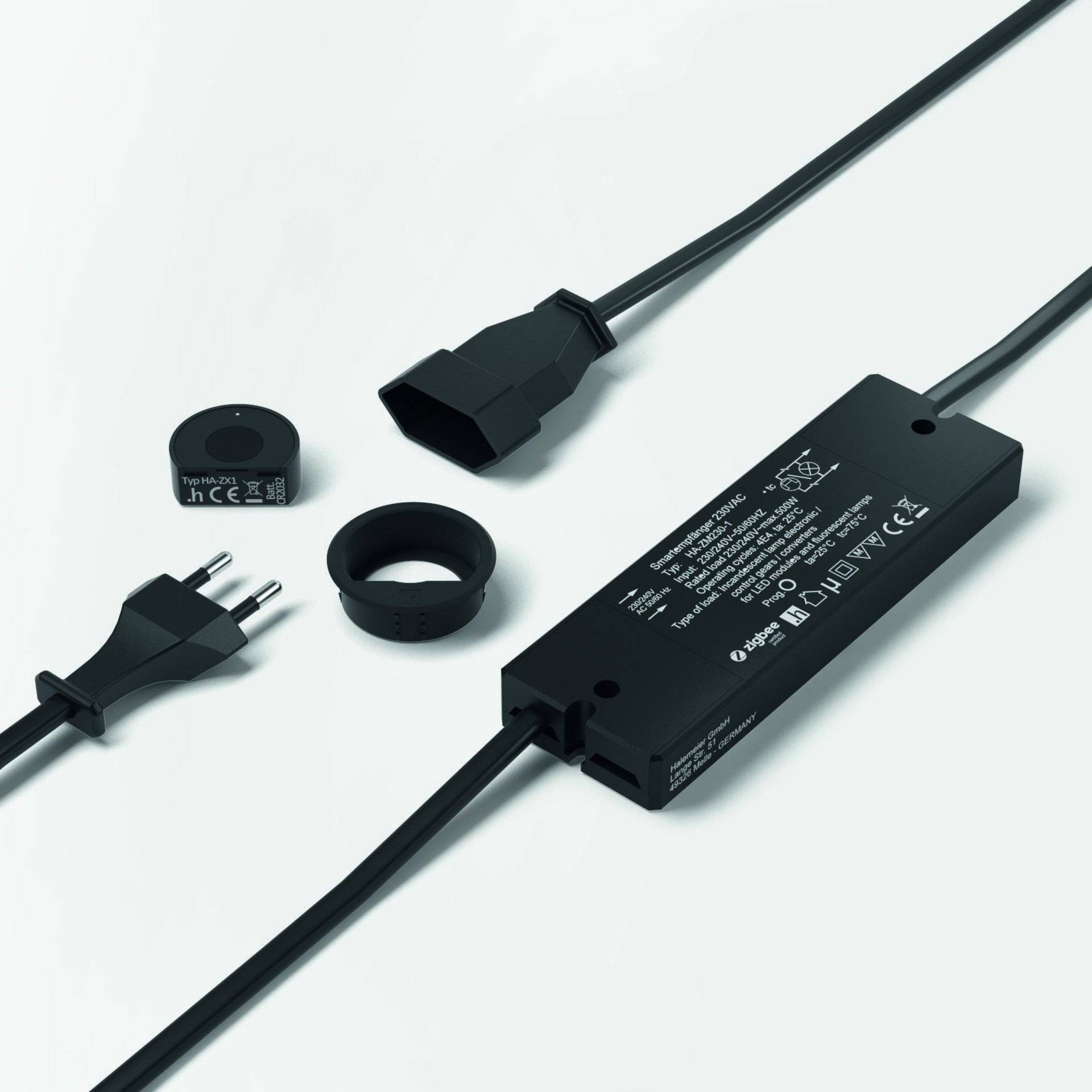 Eine Stromversorgungseinheit mit europäischem Stecker und Adapter-Komponenten. Sie ist mit Spezifikationen und Konformitätssymbolen auf weißem Hintergrund gekennzeichnet.