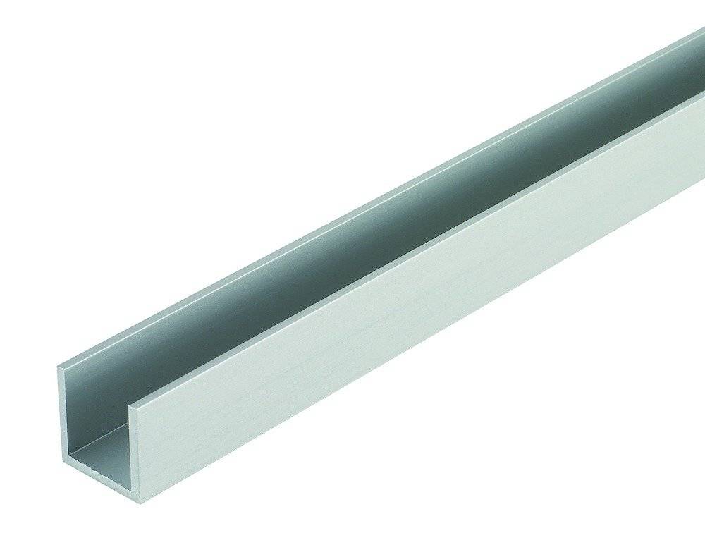 Aluminium-Kanalstab mit offener zentraler Nut, verwendet für Bau- und Rahmungsanwendungen.
