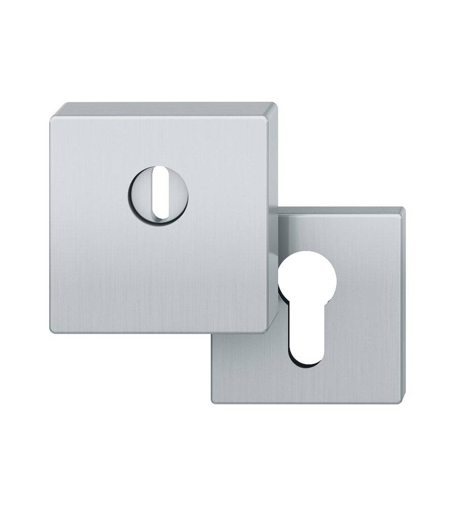 Ein Paar quadratischer, silberner Schlüssellochrosetten, eine überlappt die andere, gestaltet für Türen, mit minimalistischem, modernem Aussehen.