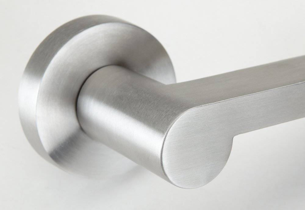 Eine Nahaufnahme eines silbernen Metallgriffs an einer Tür, die sein modernes und elegantes Design zeigt.