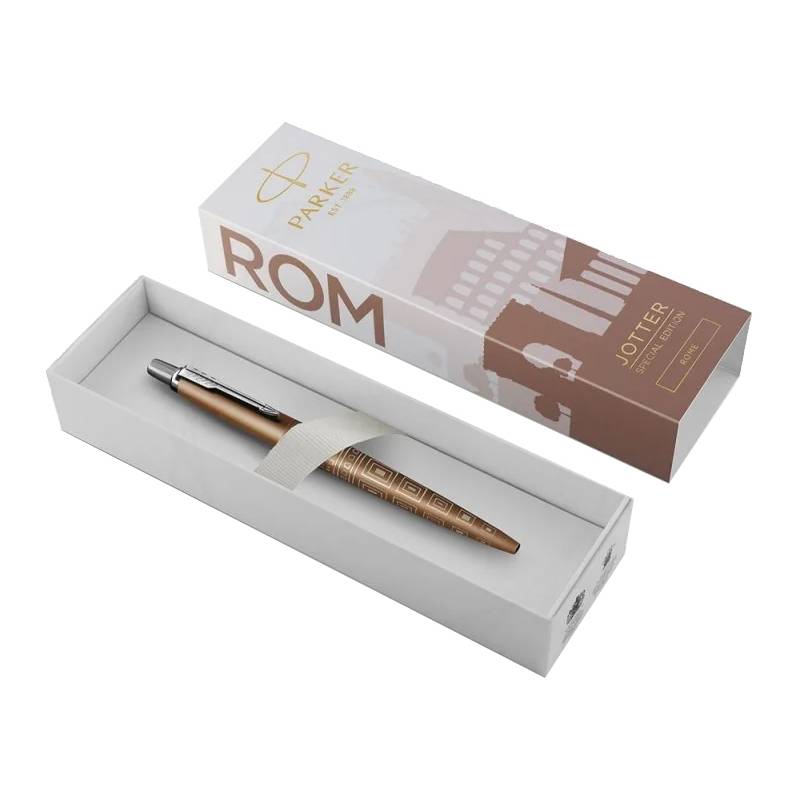 Parker Jotter Stift in einer mit einer dekorativen Gestaltung versehenen Markenschachtel, mit einem goldenen Stift in einer weißen offenen Etui, neben der Verpackung.