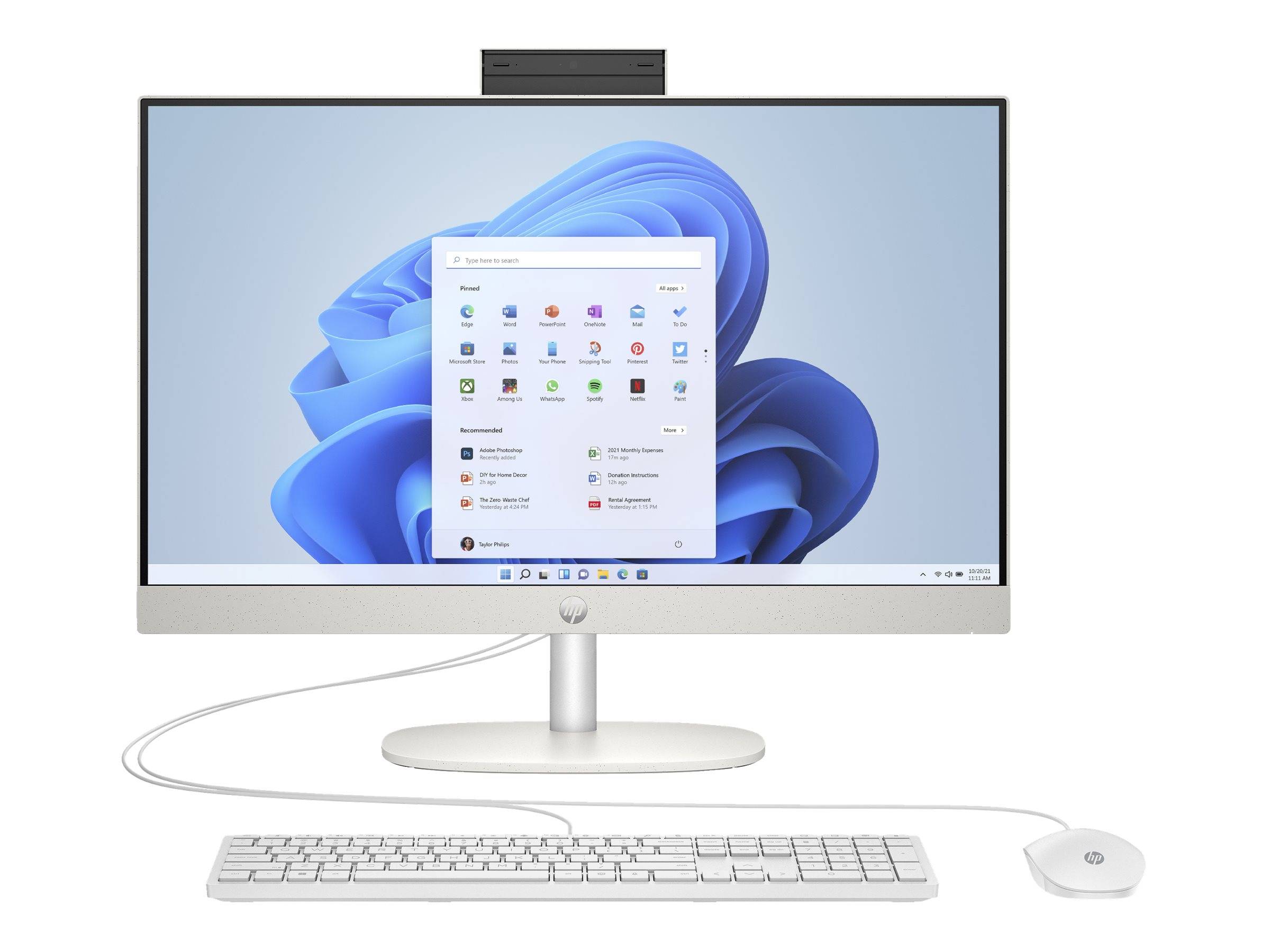 Ein Desktop-Computer, der das Windows 11-Startmenü auf dem Bildschirm anzeigt, mit verschiedenen App-Symbolen. Eine Tastatur und eine Maus befinden sich davor.