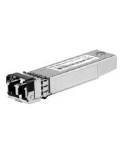 Silbernes SFP-Faseroptik-Transceiver-Modul mit freiliegendem Stecker auf weißem Hintergrund