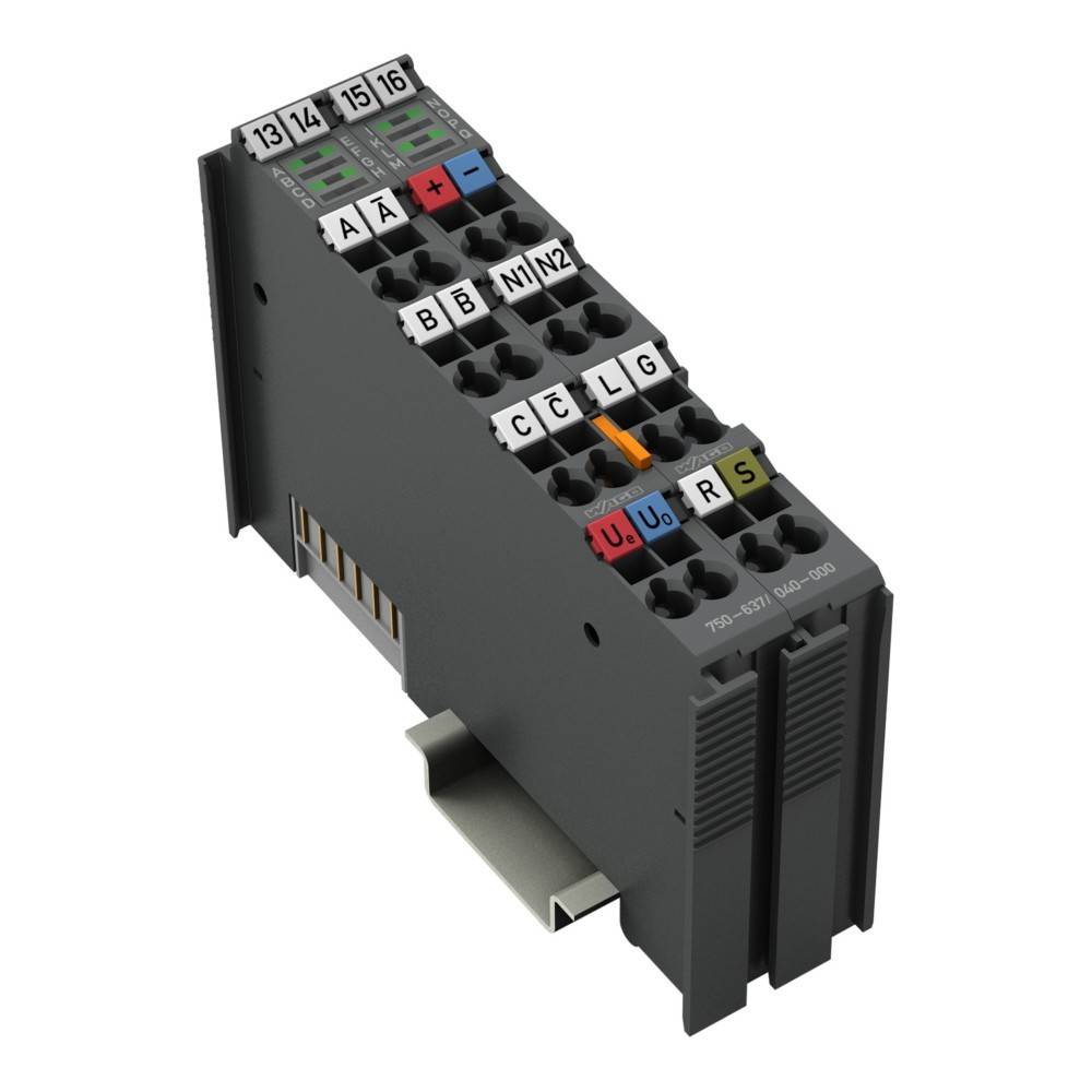 Automatisierungsmodul mit beschrifteten Klemmenblöcken, einschließlich Symbolen und Buchstaben für Verdrahtungsverbindungen. Auf einer Hutschiene montiert.