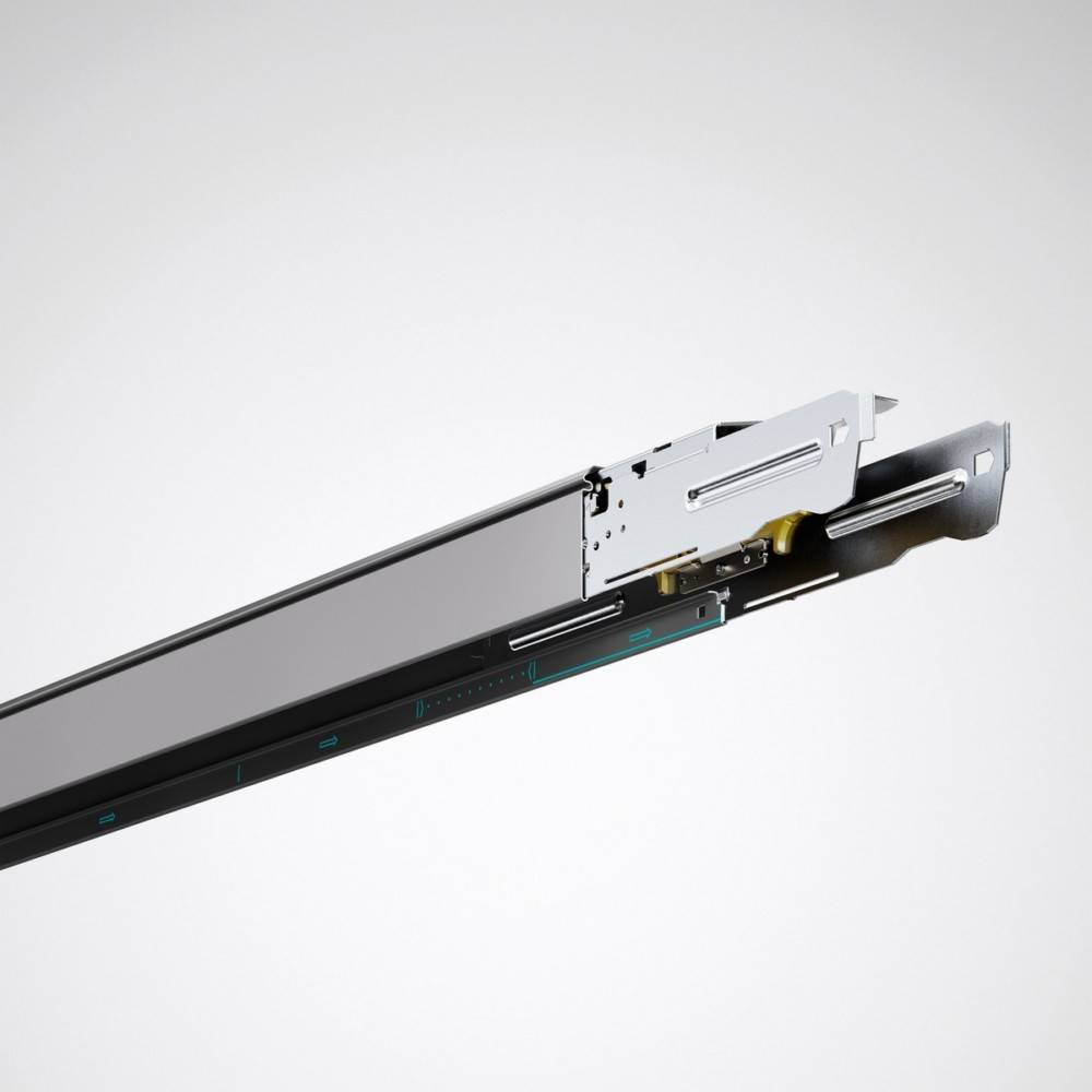 Schlanke, moderne silberne LED-Leuchte mit minimalistischem Design für zeitgenössische Innenräume.