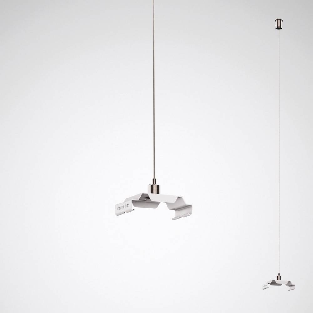 Zwei moderne, minimalistische Pendelleuchten mit metallic Oberfläche, die von der Decke hängen, wobei jede Leuchte ein einzigartiges, kantig gestaltetes Design aufweist.