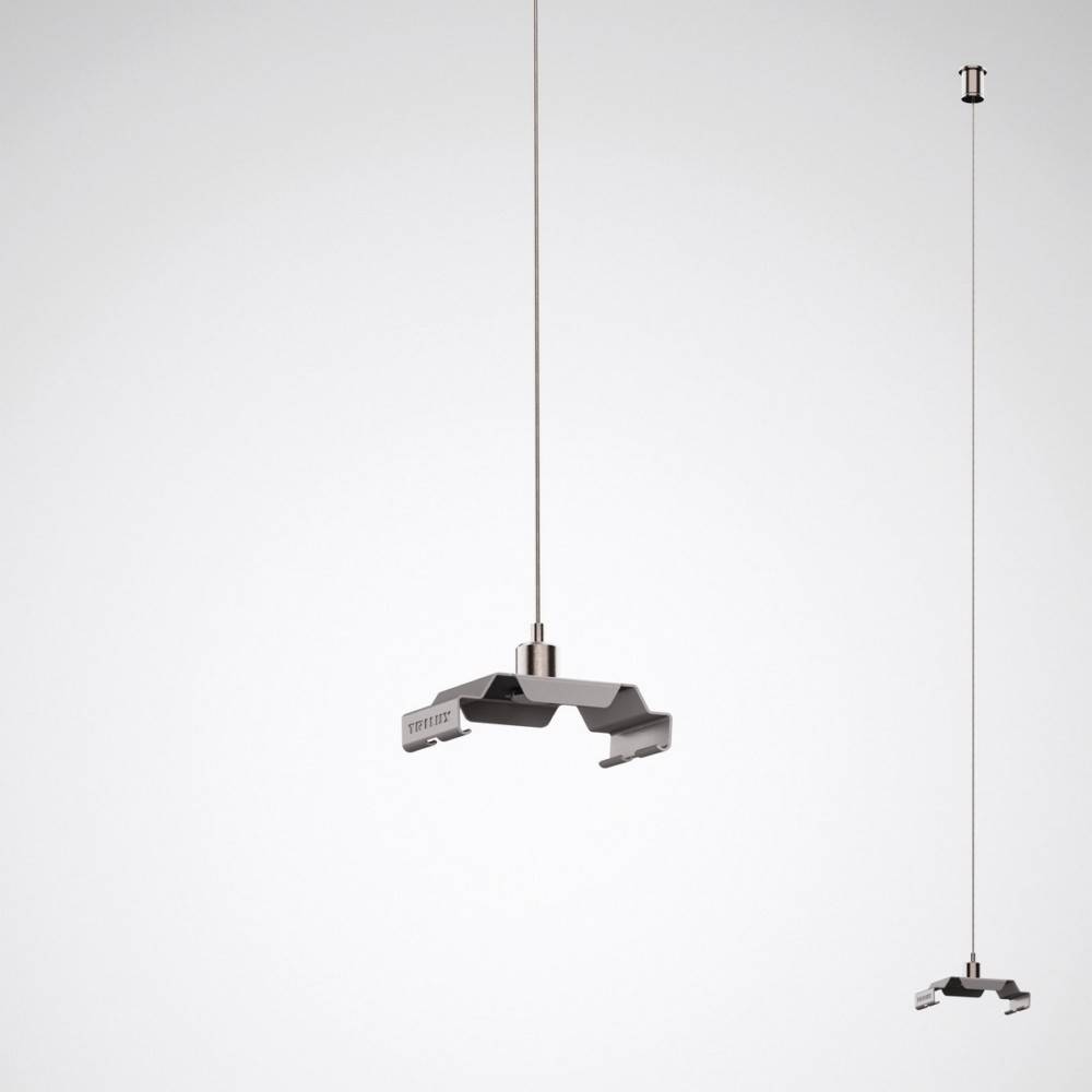 Eine moderne Silber-Pendelleuchte mit schlankem, minimalistischem Design hängt an einem dünnen Draht vor einem schlichten weißen Hintergrund.