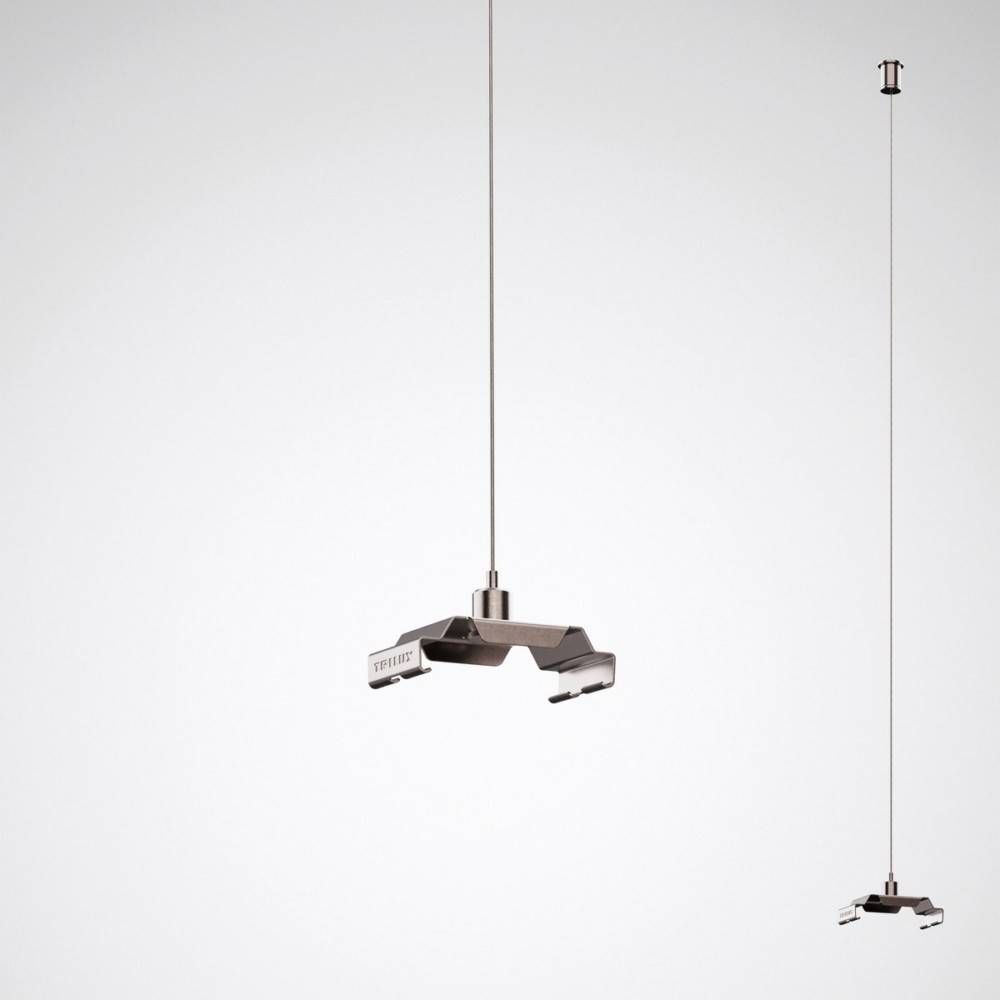 Eine moderne Pendelleuchte mit elegantem Metalldesign hängt von der Decke. Die Leuchte verfügt über drei gewinkelte Arme.