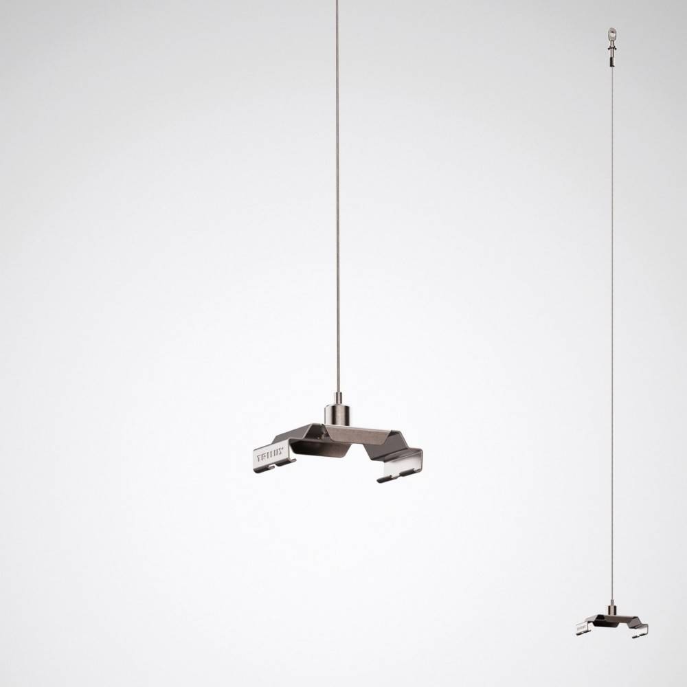 Eine schlanke, moderne Pendelleuchte mit Chrom-Oberfläche hängt von der Decke, mit zwei schräg angeordneten Lampenschirmen an einer dünnen Metallstange.