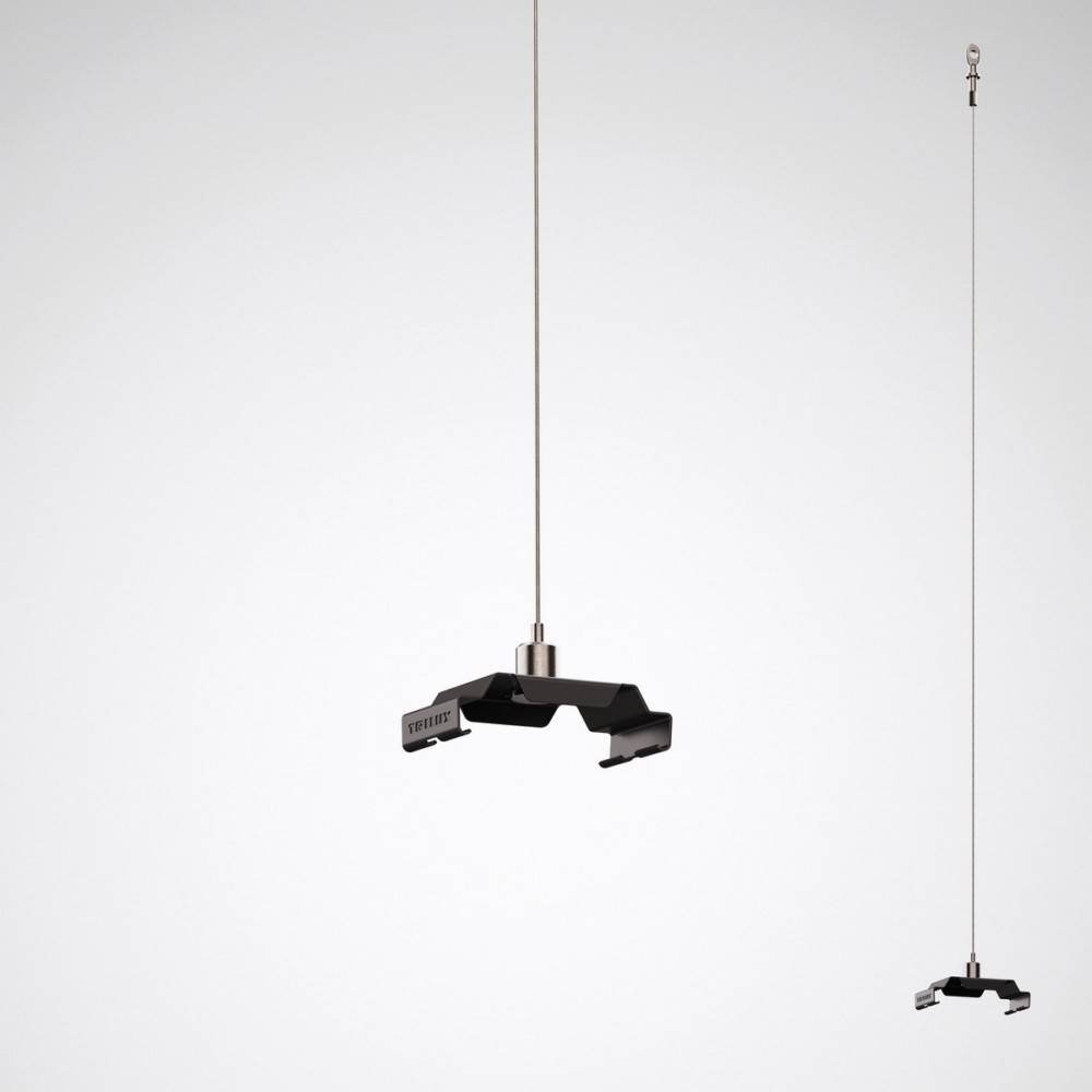 Eine schwarze, an der Decke hängende Leuchte mit modernem, eckigem Design, die an einem dünnen Draht vor einem schlichten grauen Hintergrund befestigt ist.