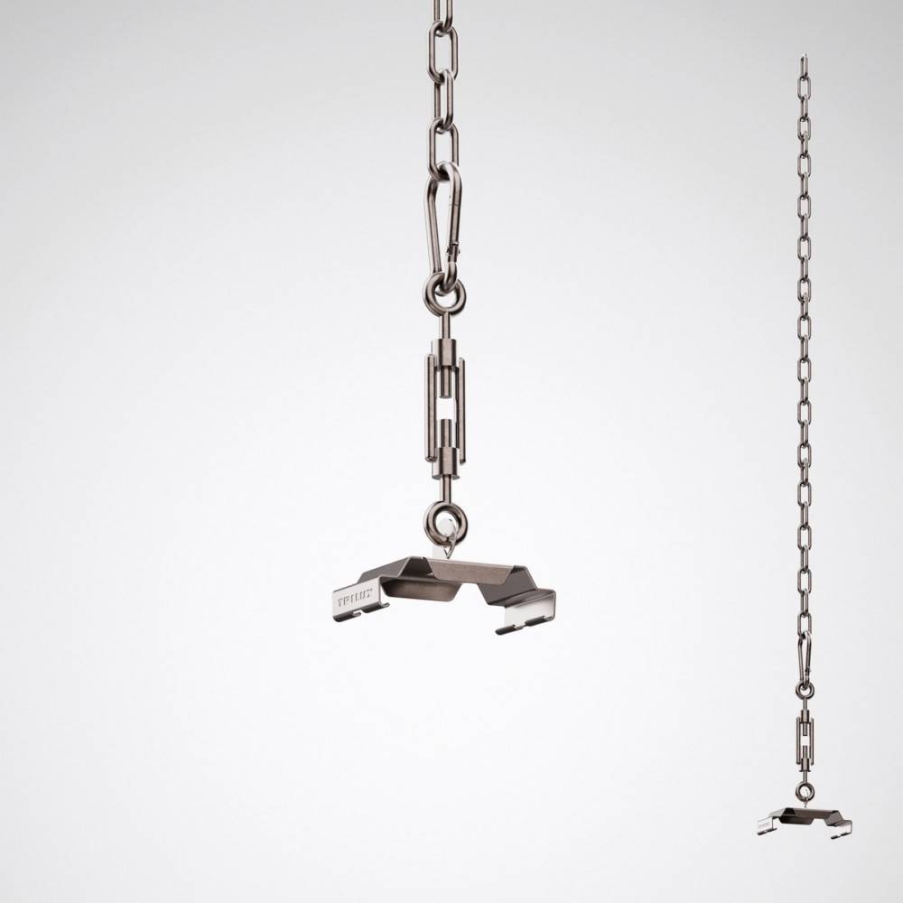 Eine Metallkette mit einem Clip, die zum Aufhängen oder Festhalten von Gegenständen verwendet wird, vor einem einfarbigen, hellen Hintergrund.