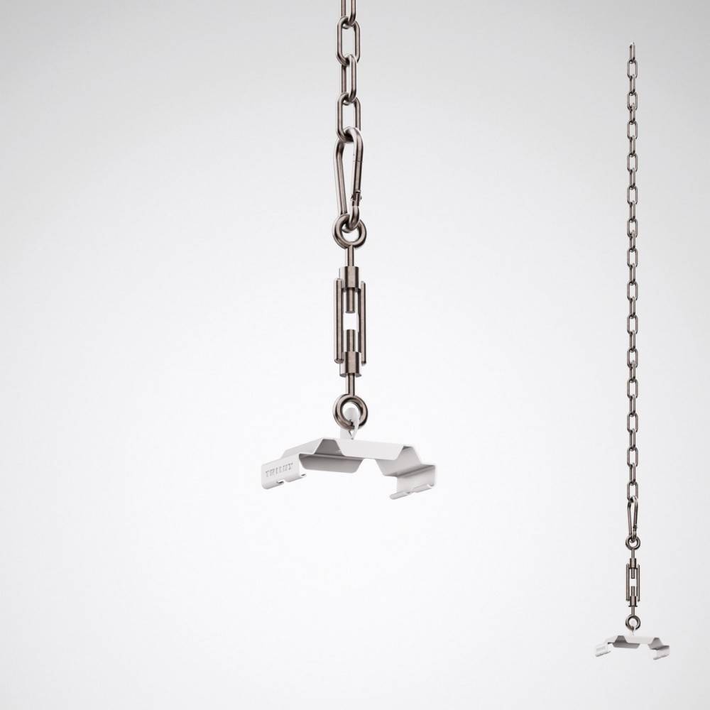 Eine Metallkette mit einer angehängten Klammer, vertikal ausgerichtet, vor einem hellen Hintergrund.