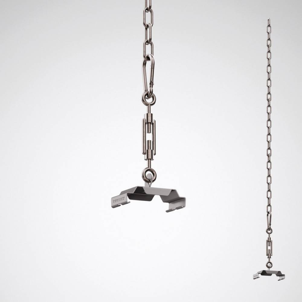 Ein schlanker, metallischer Schlüsselanhänger mit robustem Clip und modernem Design, vertikal vor einem schlichten Hintergrund aufgehängt.