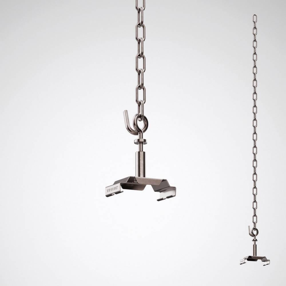 Metallkette, die ein klippartiges Objekt vor einem einfarbigen Hintergrund aufhängt und damit eine Hänge- oder Stützfunktionalität andeutet.