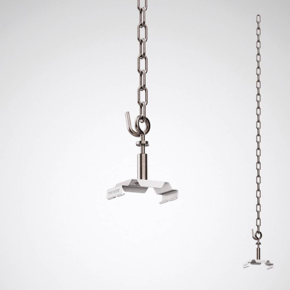 Eine Metallkette mit einem Haken und einer Klemme hängt vertikal vor einem weißen Hintergrund und zeigt ein industrielles Designelement.
