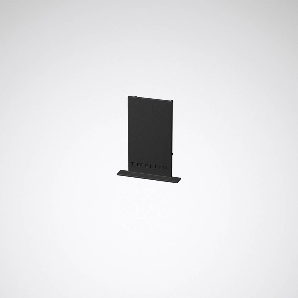 Eine schlanke, schwarze Vertikalhalterung, die entwickelt wurde, um eine Spielkonsole zu stützen, vor einem schlichten, hellen Hintergrund platziert.