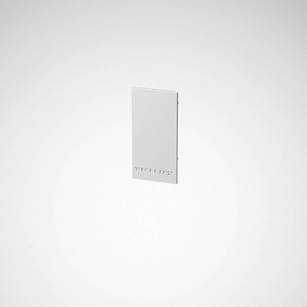 Ein minimalistisches weißes rechteckiges Objekt, vertikal an einer weißen Wand montiert, das einen dezenten Schatten nach rechts wirft.