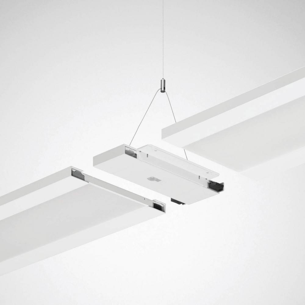 Hängende rechteckige Deckenleuchten mit minimalistischem Design, ausgestattet mit dünnen Drähten und weißen Paneelen, vor einem schlichten Hintergrund.