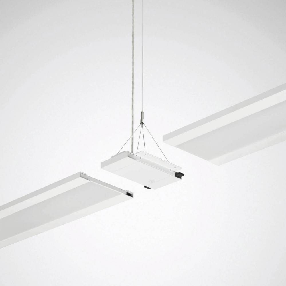 Ein minimalistisches Design zeigt zwei dünne, rechteckige Deckenleuchten mit einem zentralen Panel, das an Kabeln in einem weißen Raum hängt.