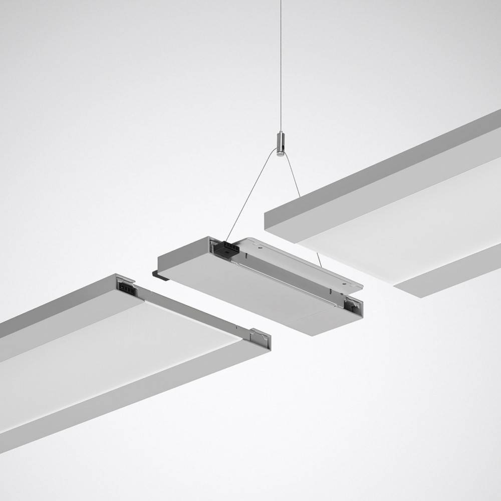 Abgehängte weiße rechteckige LED-Beleuchtungspanels mit Metalleinfassung, die von der Decke in verschiedenen Winkeln hängen.