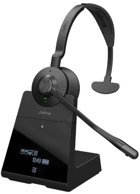 Ein schwarzes drahtloses Headset auf einem Ladegerät, mit einem Mikrofonarm. Der Ständer zeigt den Markennamen 'Jabra' und eine digitale Uhr.