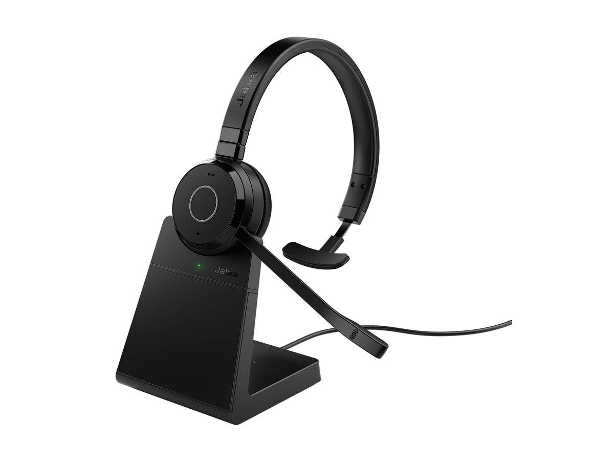Ein schwarzes drahtloses Headset mit Mikrofon, das auf seinem Ladegerät ruht, wird häufig für professionelle Anrufe oder Gaming verwendet.