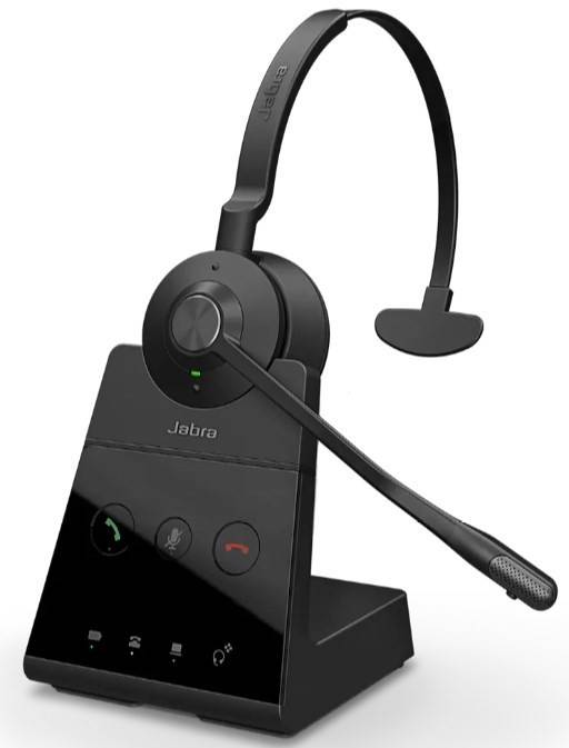 Jabra-Wireless-Office-Headset auf einem Ladegerät, mit Tasten für Anrufsteuerung und einem Mikrofon, das am Headset befestigt ist.