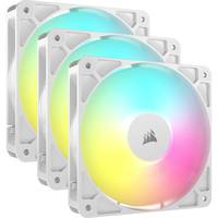 Drei weiße RGB-Kühlventilatoren diagonal gestapelt, mit regenbogenfarbig beleuchteten Schaufeln und dem Corsair-Logo in der Mitte.