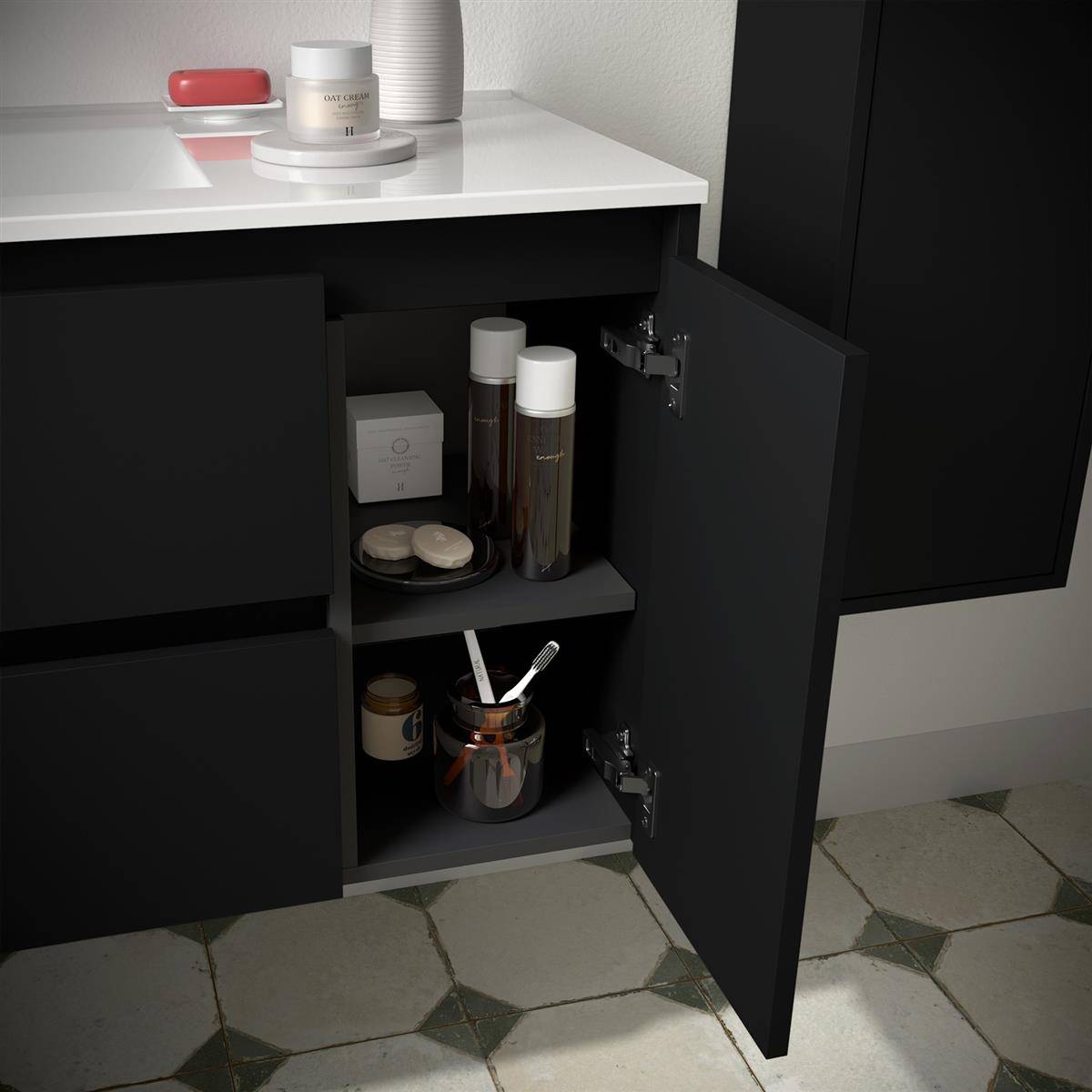 Offener Badezimmerschrank mit Regalen, auf denen Toilettenflaschen, Gläser, Wattepads und ein Zahnbürstenhalter unter einem Waschbecken oder einer Arbeitsplatte angeordnet sind.