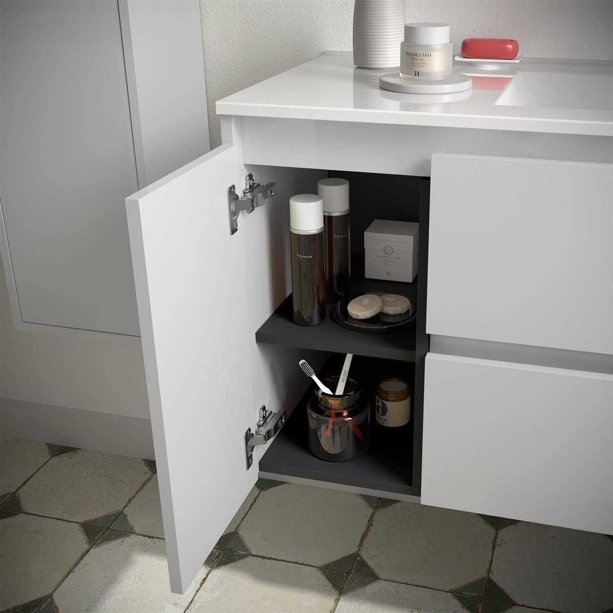 Offener Badezimmerschrank mit Regalen, die Hautpflegeflaschen, Gläser, Pinsel und kleine Behälter enthalten; die Arbeitsfläche hat auch eine Kerze und einen roten Koffer.