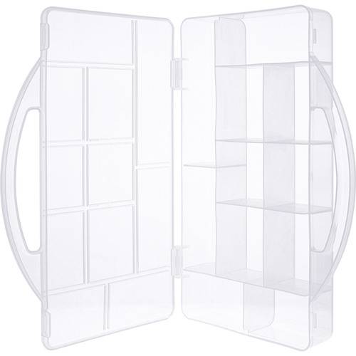 Eine durchsichtige Kunststoff-Aufbewahrungsbox mit mehreren Fächern und einem Griff, die zum Organisieren von kleinen Gegenständen wie Bastelbedarf oder Werkzeugzubehör konzipiert ist.