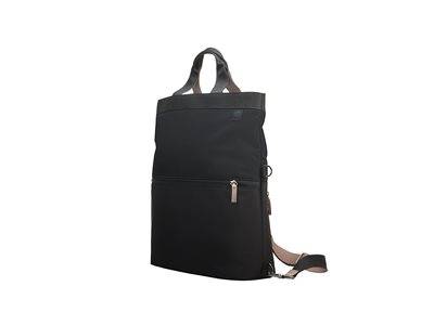 Ein schwarzer Rucksack mit Tragegriff und verstellbaren Schultergurten, ausgestattet mit einer Reißverschlusstasche an der Vorderseite, der aufrecht auf einem weißen Hintergrund steht.