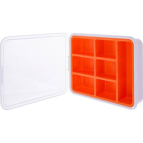 Ein weißer und orangefarbener Eiswürfelbehälter mit acht Fächern ist mit geöffnetem Deckel zu sehen.