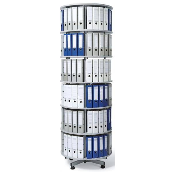 Hoher drehbarer Büro-Dateiorganizer gefüllt mit blau-weißen Ringordnern auf weißem Hintergrund.