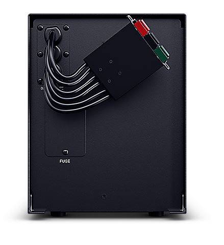 Frontansicht einer schwarzen Elektroverteilerbox mit mehreren Kabeln, die oben links eindringen, und roten und grünen Kontrollschaltern oben rechts.