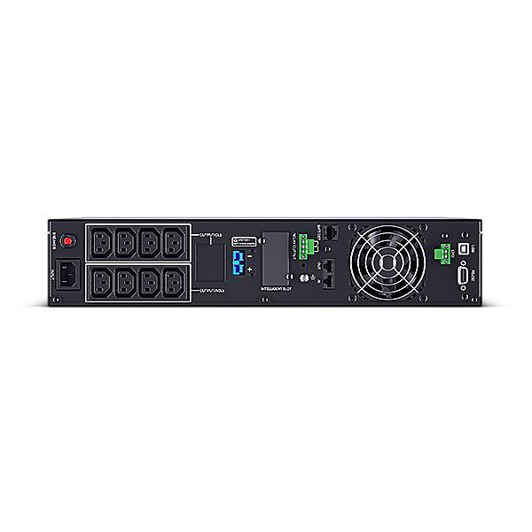 Rückseite eines in ein Rack einbaubaren Stromversorgungsgeräts mit mehreren Wechselstromsteckdosen, Kühlventilator und Steuerungsanschlüssen auf schwarzem Hintergrund.