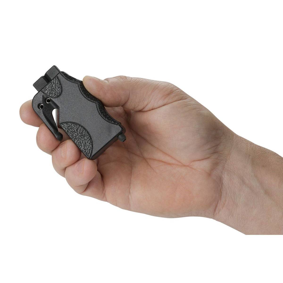 Eine Hand hält ein kompaktes Notfalltool mit einem Sicherheitsgurtschneider und Fensterklopfer. Das Werkzeug ist schwarz mit strukturierten Griffflächen.